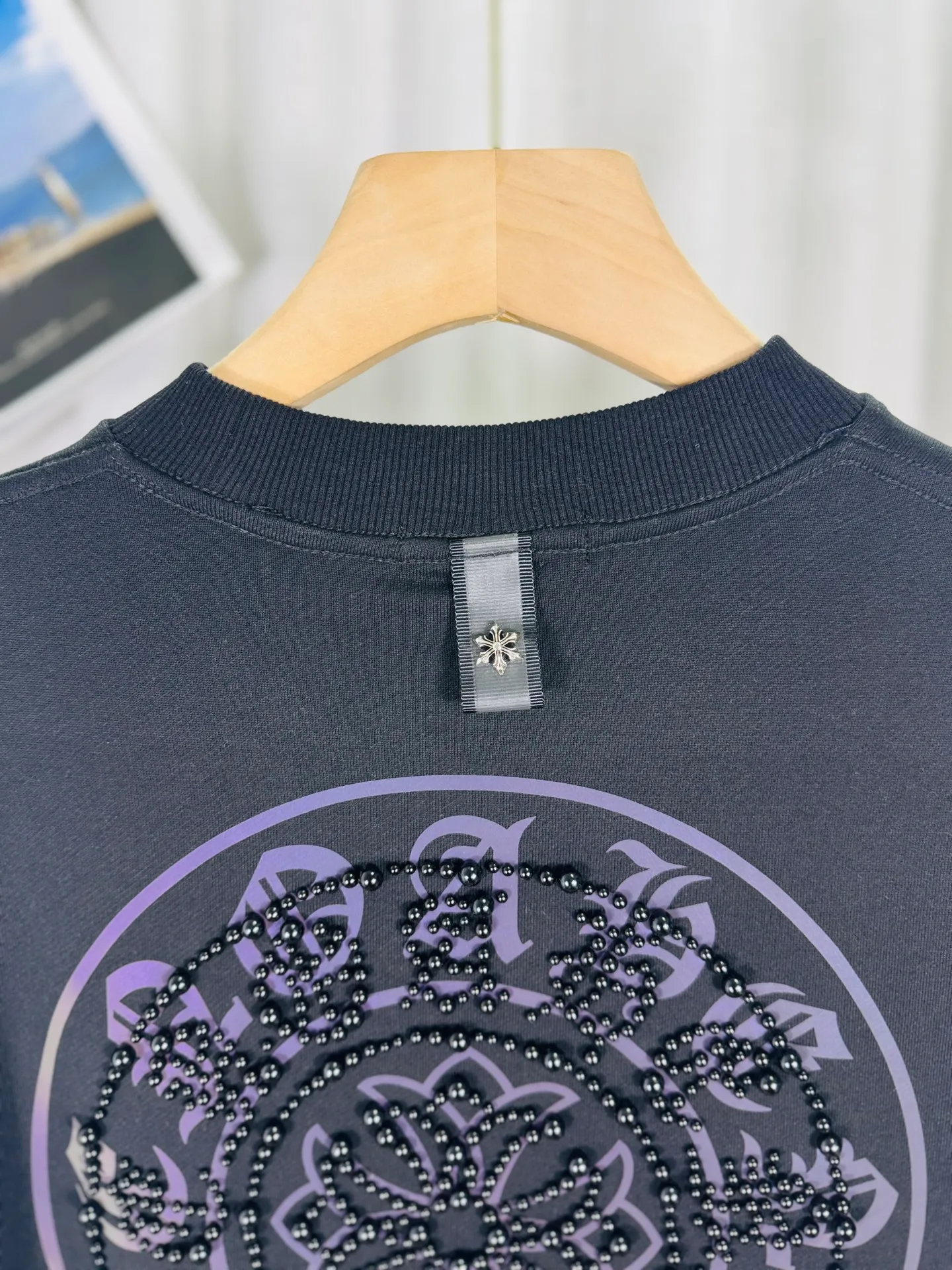 P250 top version, real shot without P, ​​different from market currency) 𝗖𝗵𝗿𝗼𝗺𝗲 𝗛𝗲𝗮𝗿𝘁𝘀/Cro Heart 2025 Reflective Embroidered Beads Compass Embroidered Autumn and Winter New Original Counter American Laser Burnt 3D Pearl Embroidered Couple Casual Sweater 👑The highest version! Customized fabric 420g tripe terry fabric! American acid-washed and distressed original fabric laser burnt ✟appliqué embroidery and exquisite embroidery of letters! The best-selling model in the counter, very comfortable to wear. Accessories: original molded and authenticated collar label➕100% silk wash label. Genuine purchase-grade original hangtag➕matching hanging rope➕3D hanging beads➕original packaging bag. Craftsmanship: The original version has consistent wiring! The highest version of the armhole matching technique! Color: Black White Size: S M L XL Style No.: 9315
